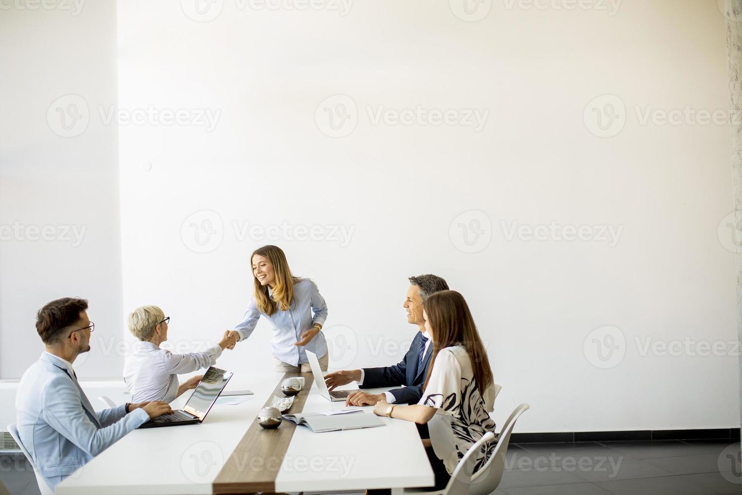 groep bedrijfsmensen met exemplaarruimte foto