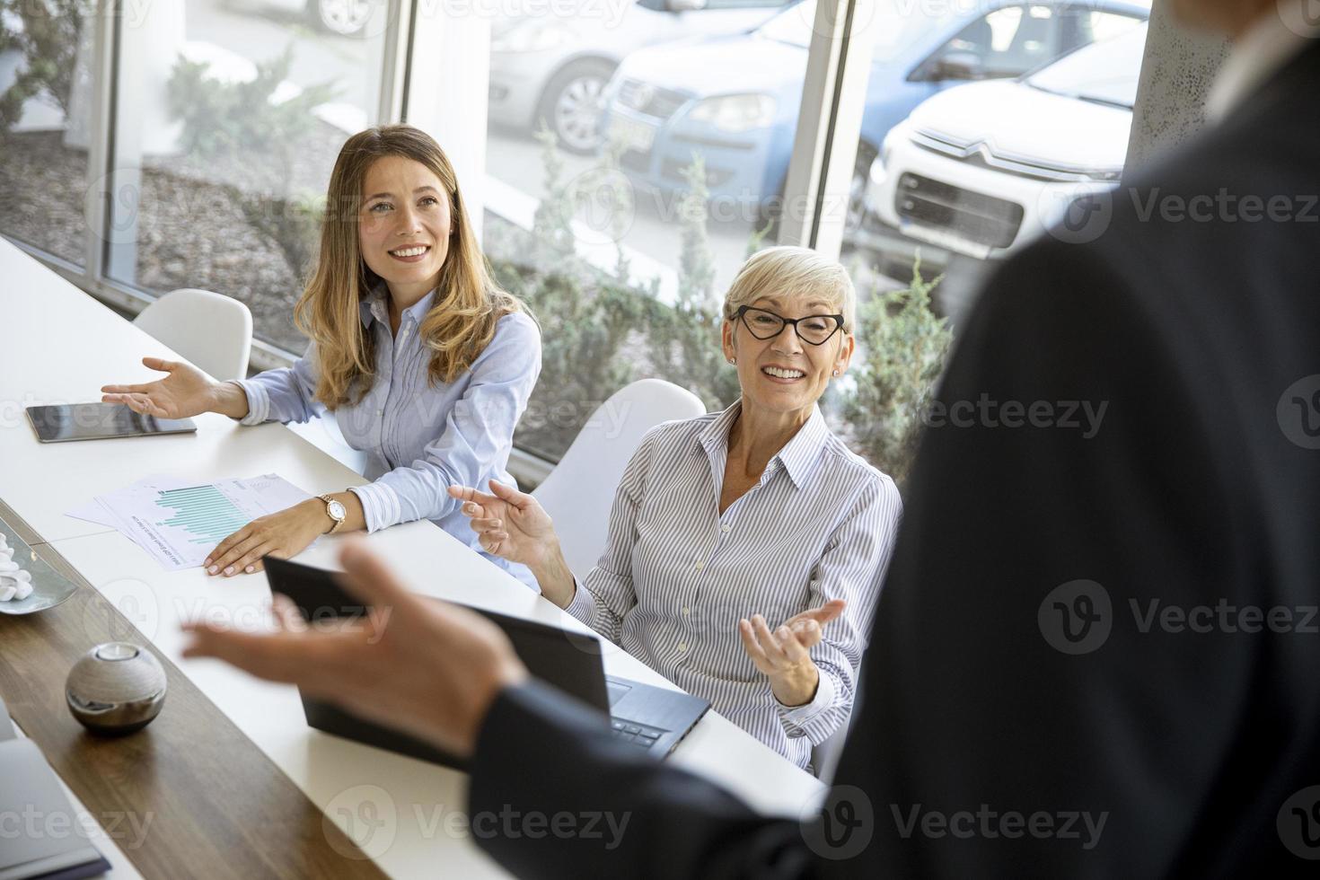 spreker in gesprek met mensen uit het bedrijfsleven foto