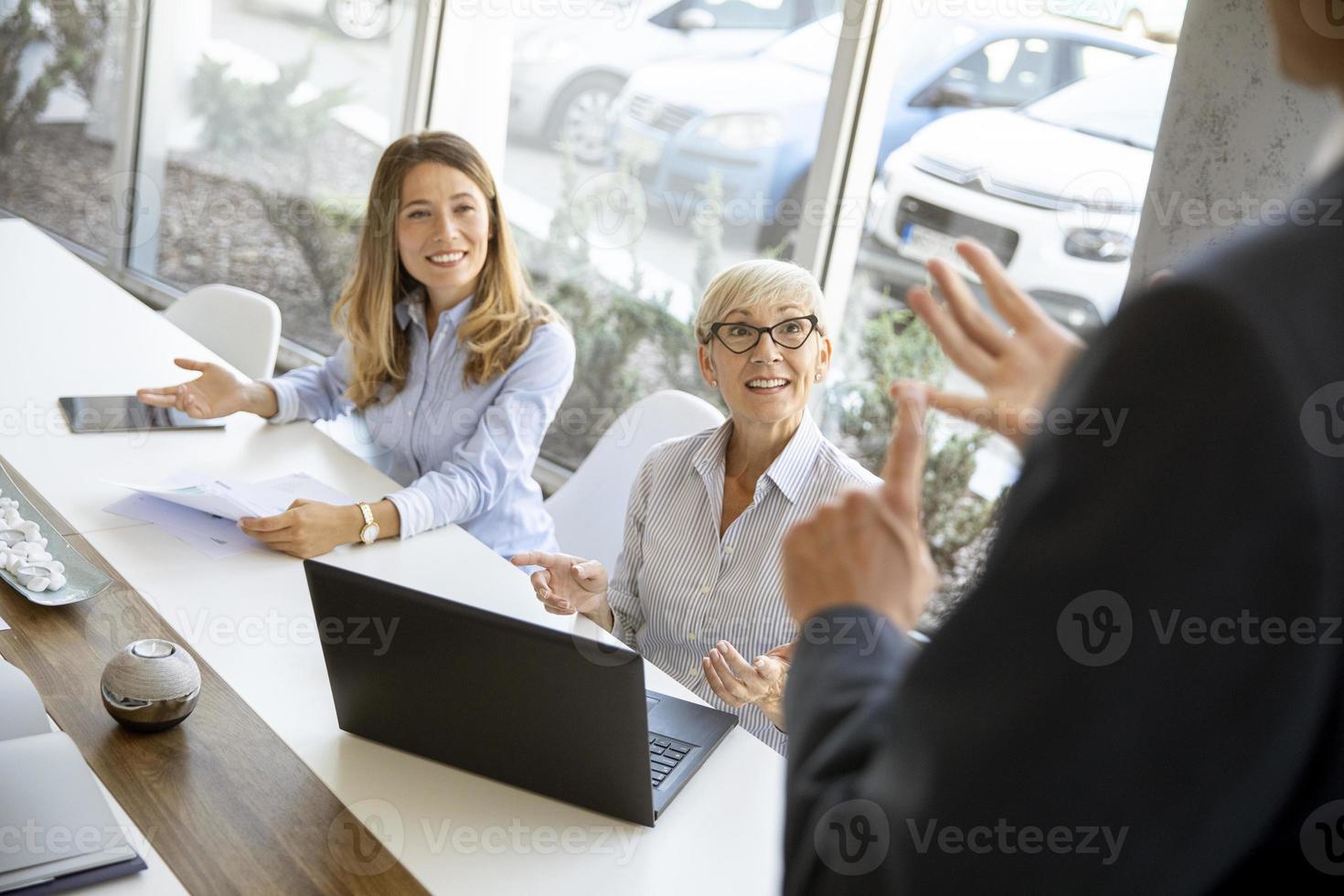 spreker die met mensen in een vergadering praat foto