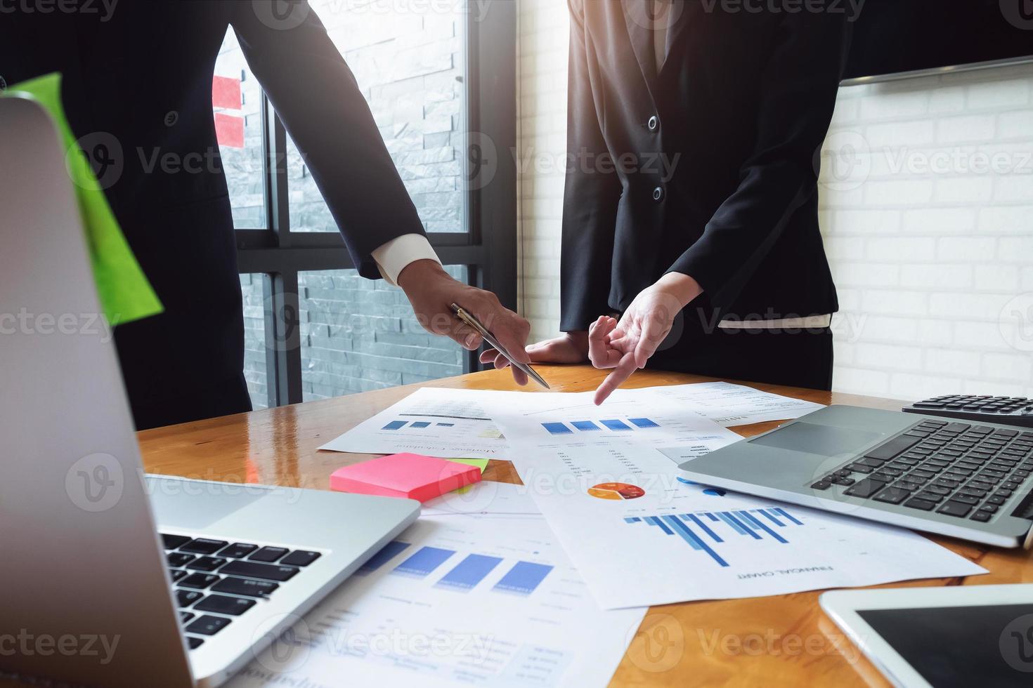 economische zakelijke besprekingen, zakelijk team dat inkomensgrafieken en grafieken analyseert om marketingconcept te plannen met het gebruik van computerlaptop en tablet voor analyse. foto