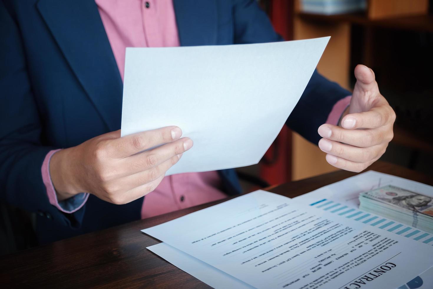 de makelaar sluit een contract om het huis te verkopen foto