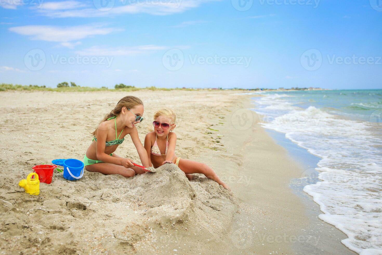 kinderen Speel met zand Aan strand. foto