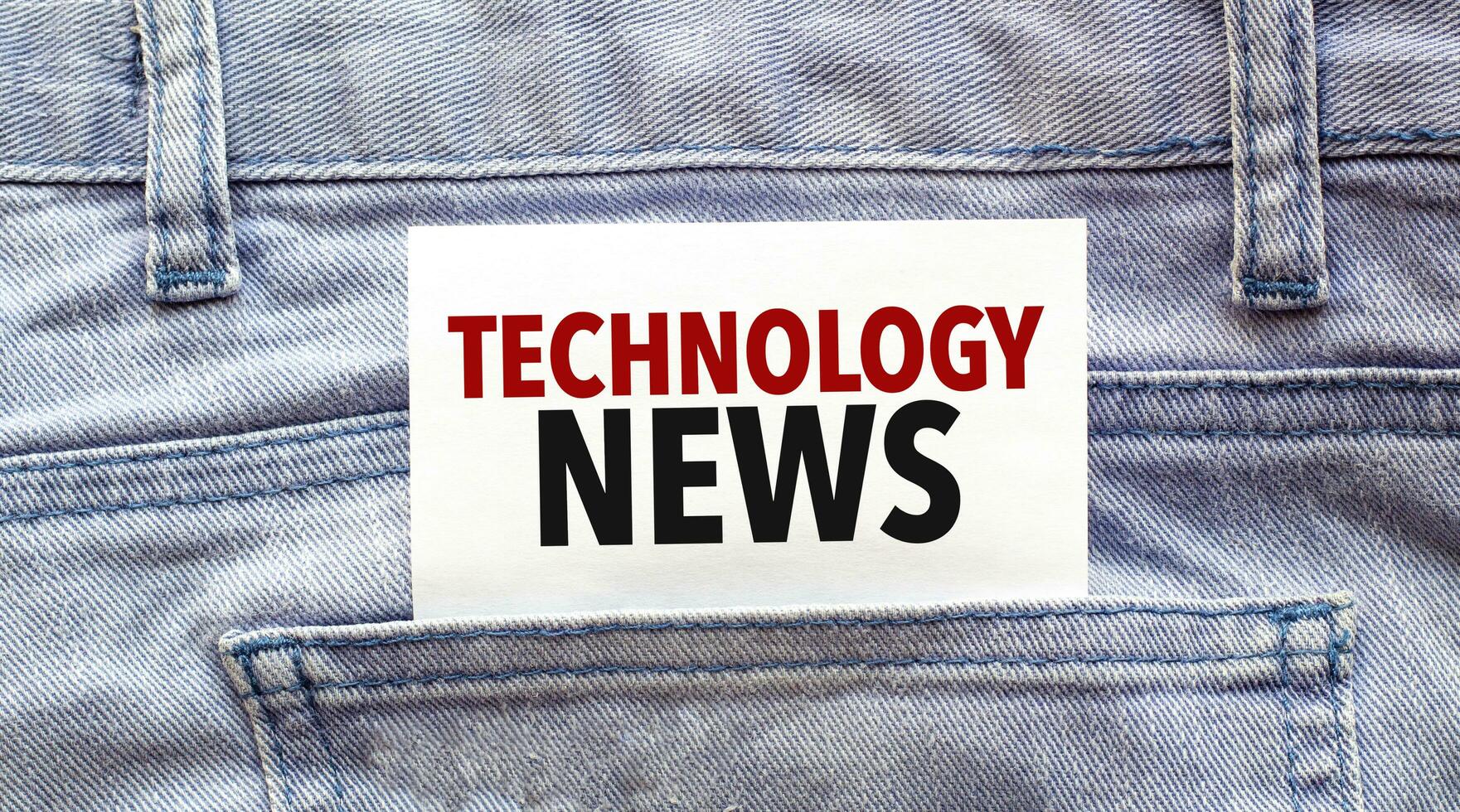 tekst technologie nieuws Aan een wit papier zit vast uit van jeans zak. bedrijf concept foto