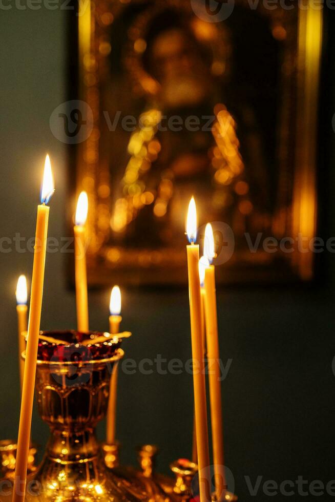 begrafenis kaarsen brandwond Aan altaar in voorkant van icoon foto