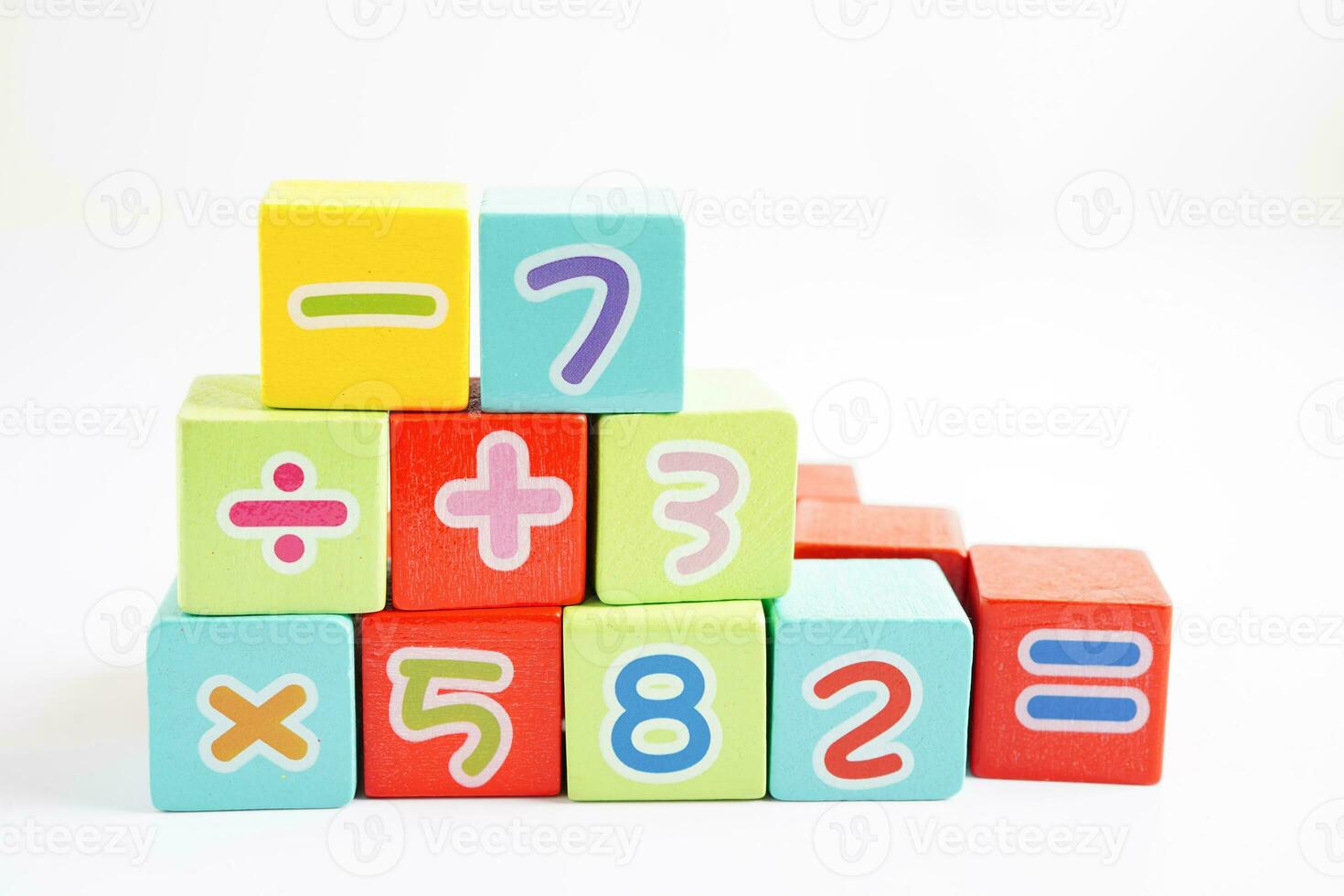 aantal houten blokkubussen voor het leren van wiskunde, onderwijswiskundig concept. foto