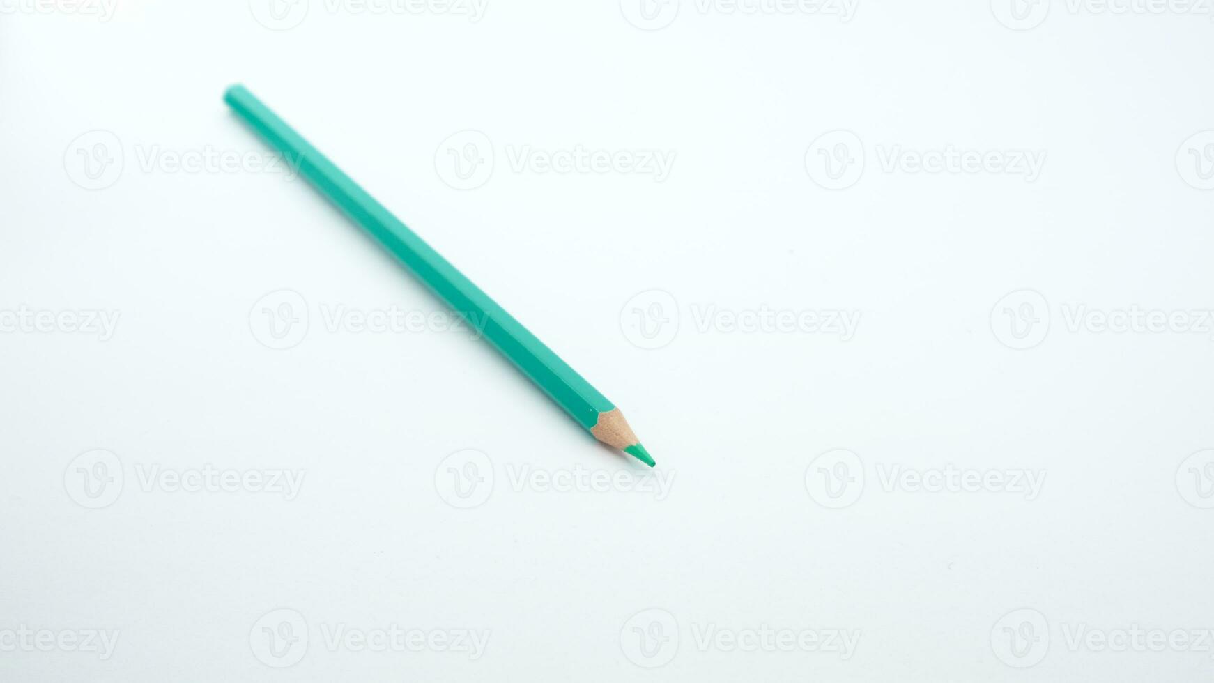 macro visie van kleurpotloden. gekleurde potloden. gekleurde potloden Aan wit achtergrond. foto