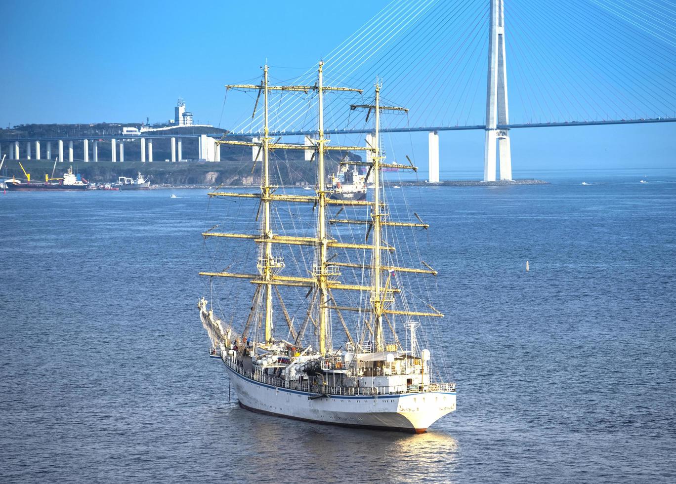 zeegezicht met een prachtige zeilboot foto