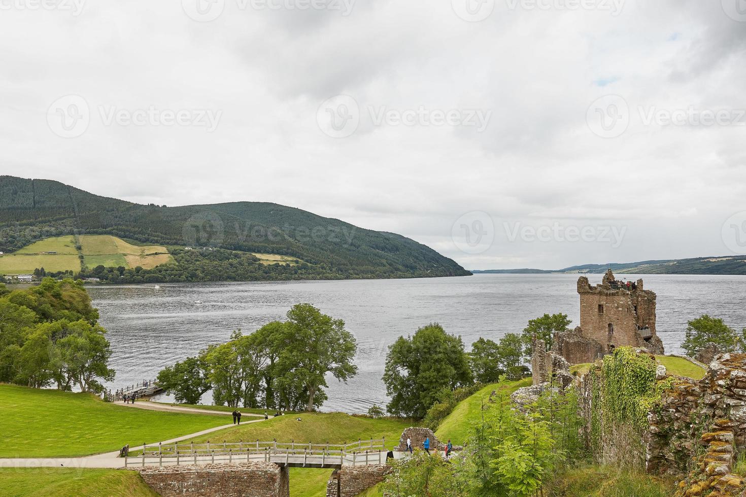 mensen die genieten van een bezoek aan Urquhart Castle aan de oever van Loch Ness Schotland foto