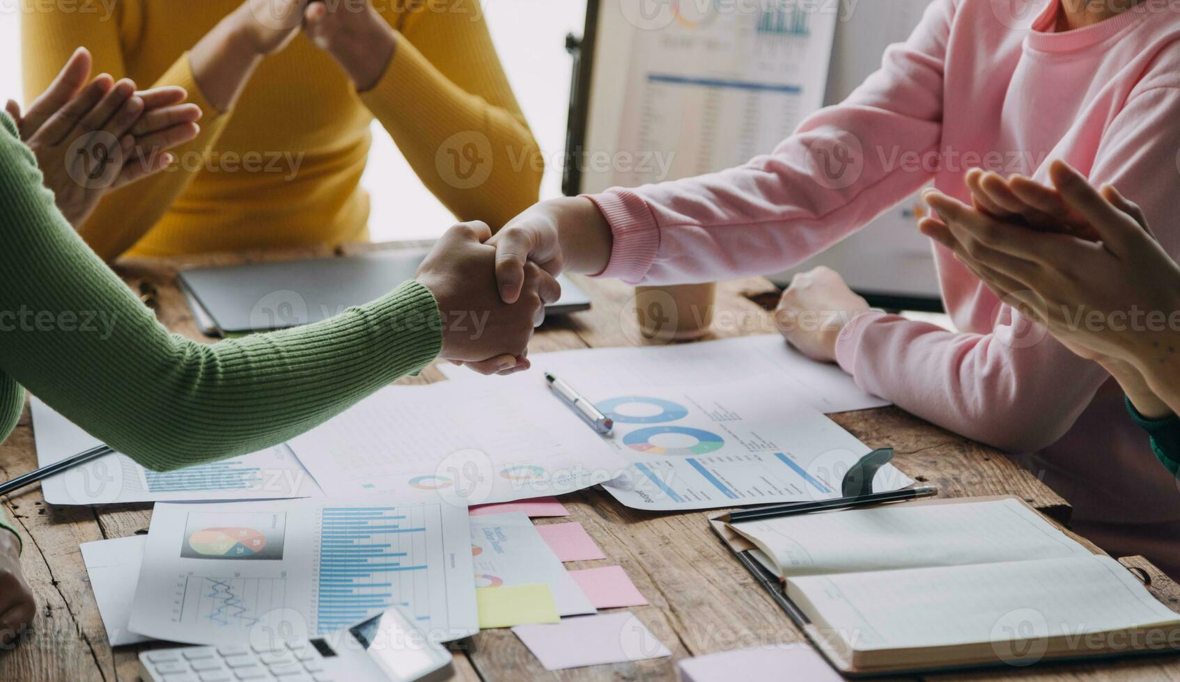 financiële analisten analyseren zakelijke financiële rapporten over een investeringsproject voor digitale tabletplanning tijdens een discussie op een bijeenkomst van bedrijven die de resultaten van hun succesvolle teamwerk laten zien. foto