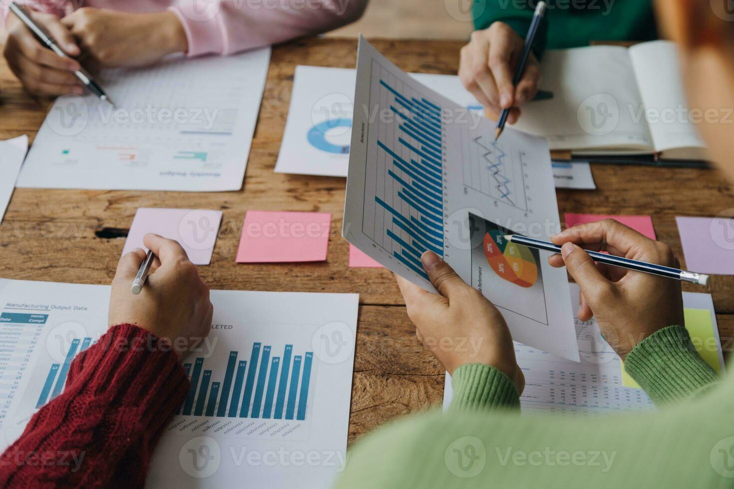 financiële analisten analyseren zakelijke financiële rapporten over een investeringsproject voor digitale tabletplanning tijdens een discussie op een bijeenkomst van bedrijven die de resultaten van hun succesvolle teamwerk laten zien. foto