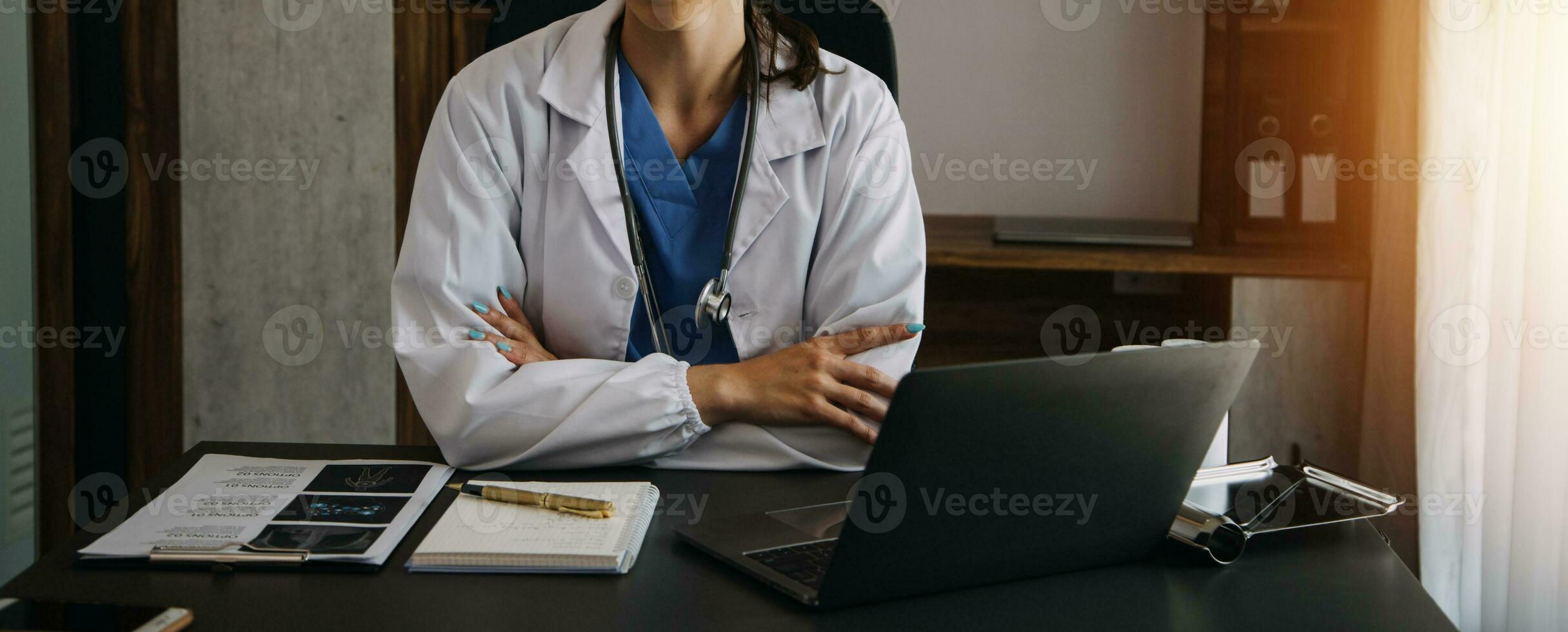 dokter hand met pen schrijven patiënt geschiedenis lijst op klembord over medicatie en behandeling. foto