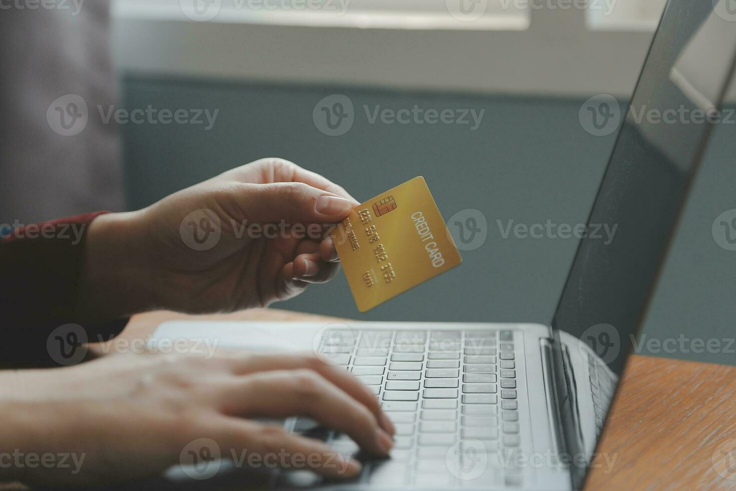 dichtbij omhoog van vrouw hand- gebruik makend van credit kaart en laptop voor betaling en online winkelen, online winkelen, betalingen digitaal bankieren, e-commerce concept. foto