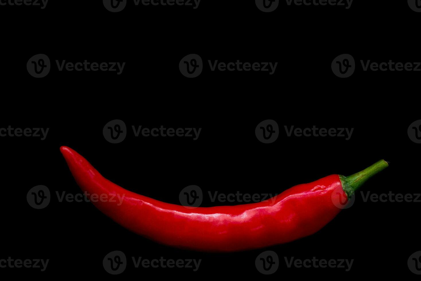 close-up red hot chili aansporing peper op een zwarte achtergrond foto