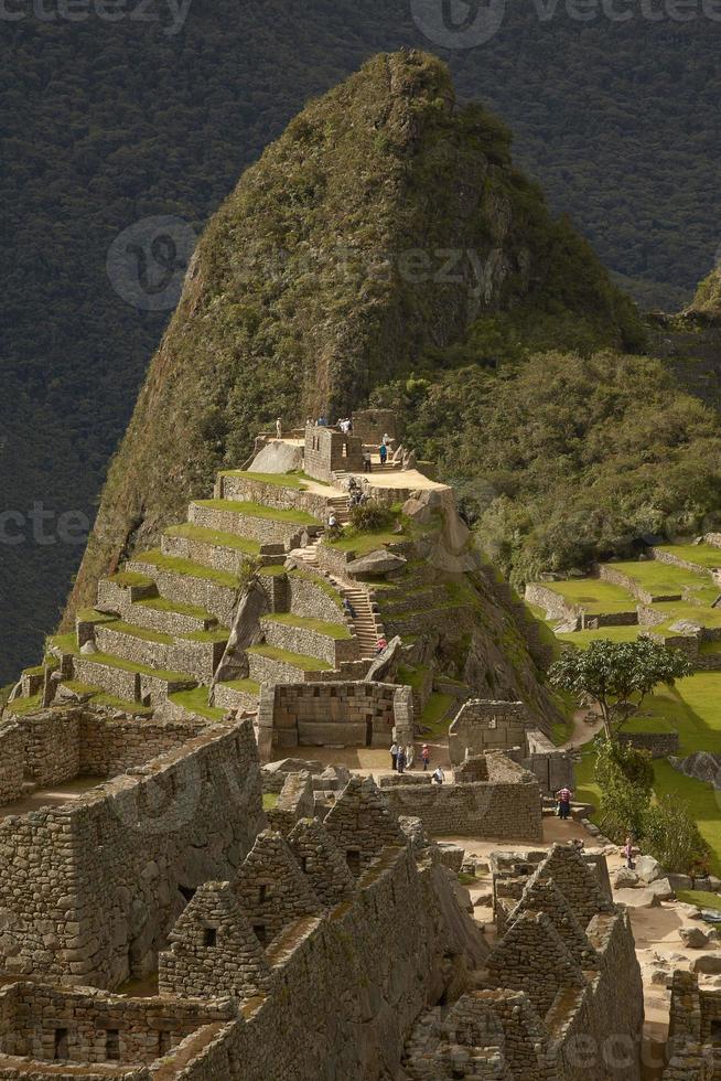 mensen die de verloren Inca-stad Machu Picchu in de buurt van Cusco in Peru bezoeken foto