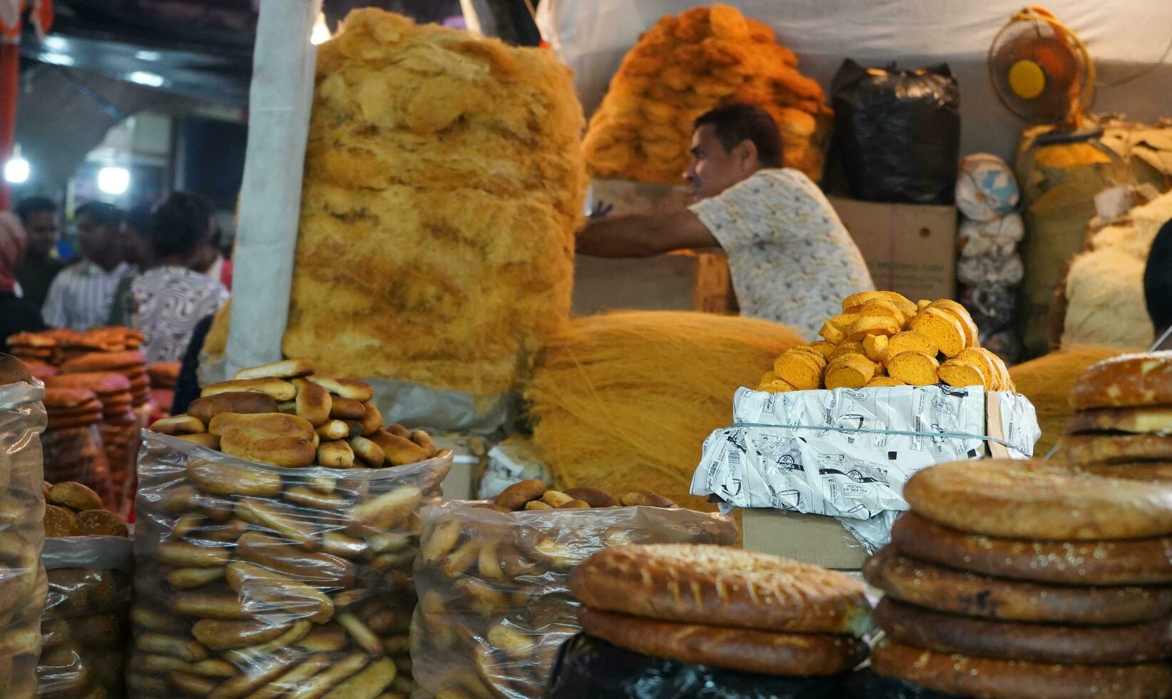 7e april 2023, zakaria straat, kolkata, west Bengalen, Indië. reusachtig aantal stuks van sevai en brood Bij zakaria straat gedurende eid al-fitr foto