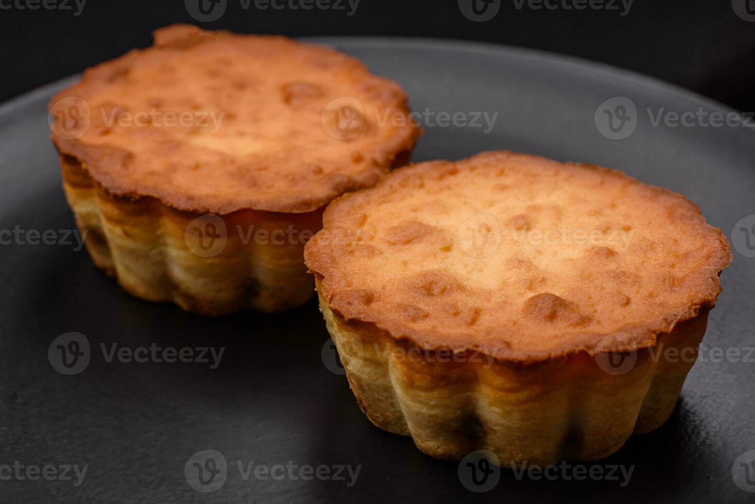 heerlijk gebakken koekje of taartje met kaas en rozijnen foto