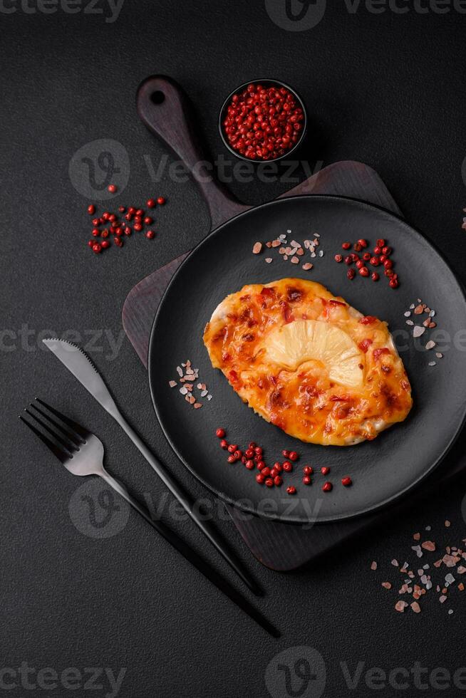 gegrild kip filet in de het formulier van een steak met tomaten, ananas en kaas foto