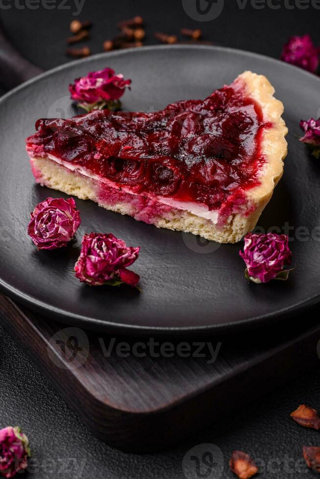 heerlijk geurig zoet taart met kers bessen Aan een keramisch bord foto