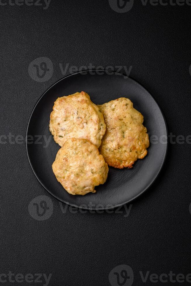 heerlijk gebakken gehakt filet pannekoeken met kruiden, zout en kruiden foto