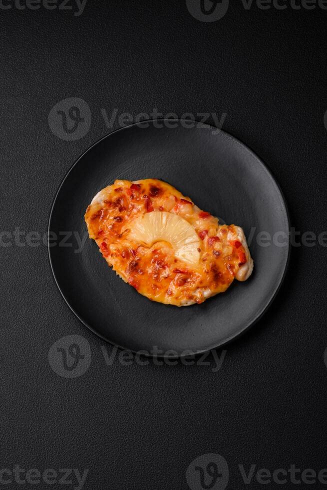 gegrild kip filet in de het formulier van een steak met tomaten, ananas en kaas foto