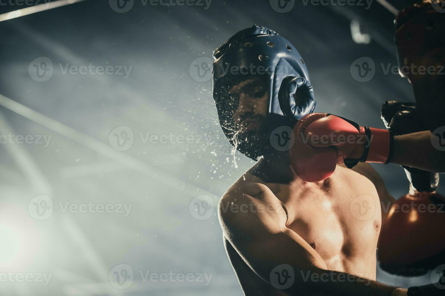 bokser gebruik divers stempel combinaties, inclusief de prik, haak, uppercut, kruis, schommel, Rechtdoor. krijgen in dichtbij naar maken tegenstander Aan touwen en knock out. boksen kampioenen winnen de ronde in boksen ring foto