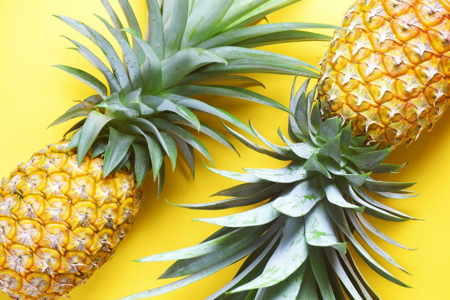 ananas vervelend zonnebril Aan een geel achtergrond foto