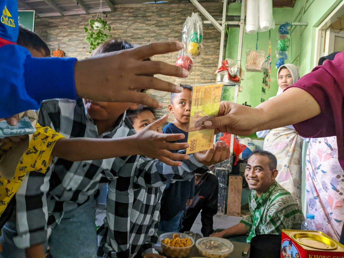 blitar, Indonesië - april, 2023 - een visie van jong kinderen vechten over- geld voor eid al-fitr in soera, Indonesië foto