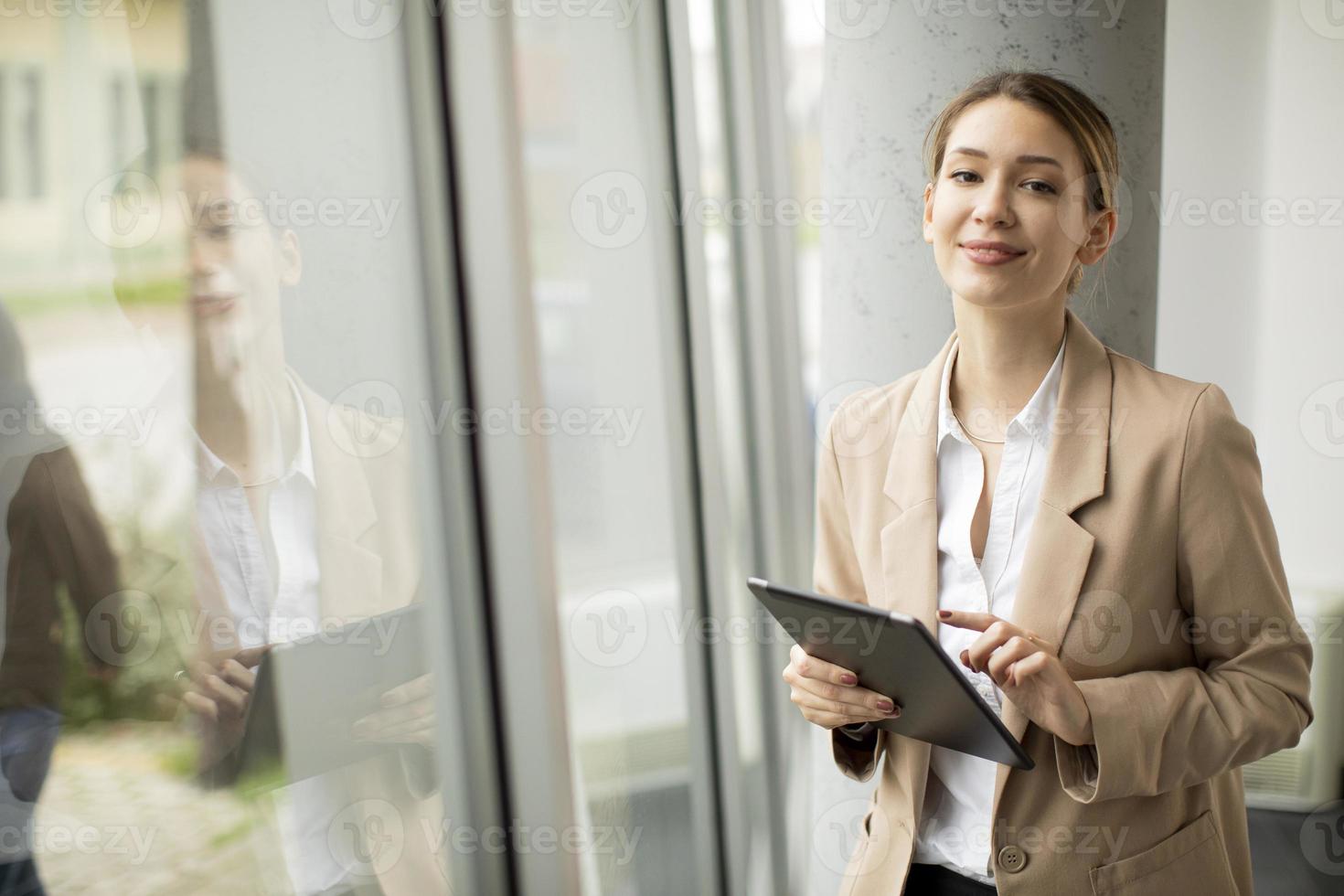 vrouw met een tablet en kijken naar de camera foto