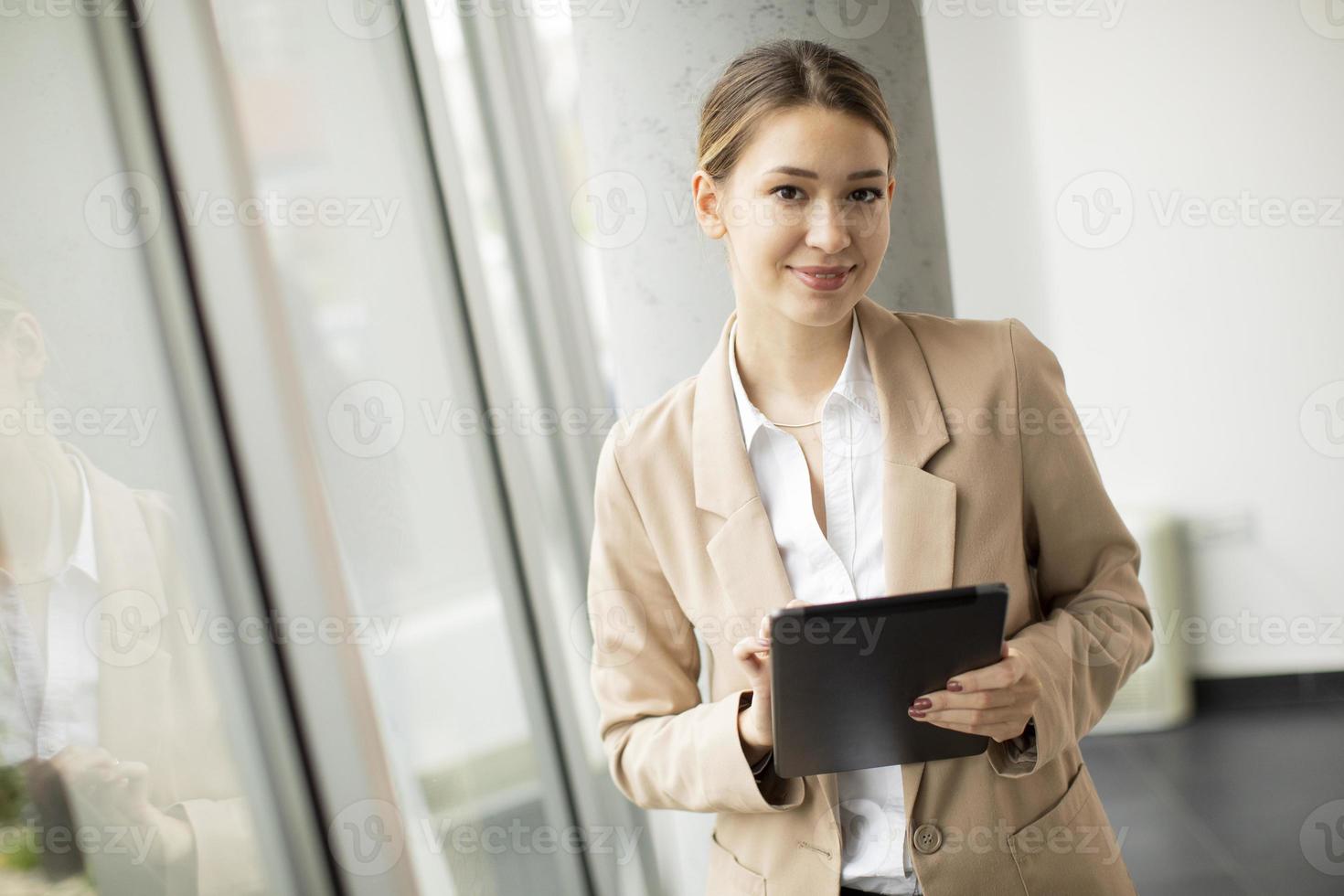 professionele vrouw met tablet foto