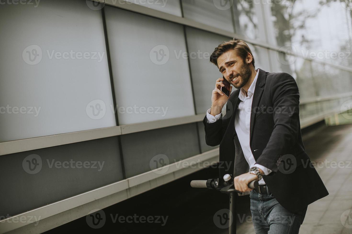 man op scooter praten over de telefoon foto