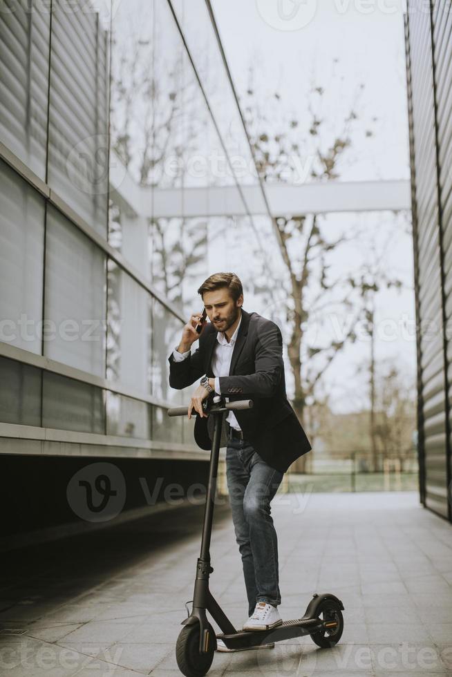 man praten over een telefoon met een scooter foto