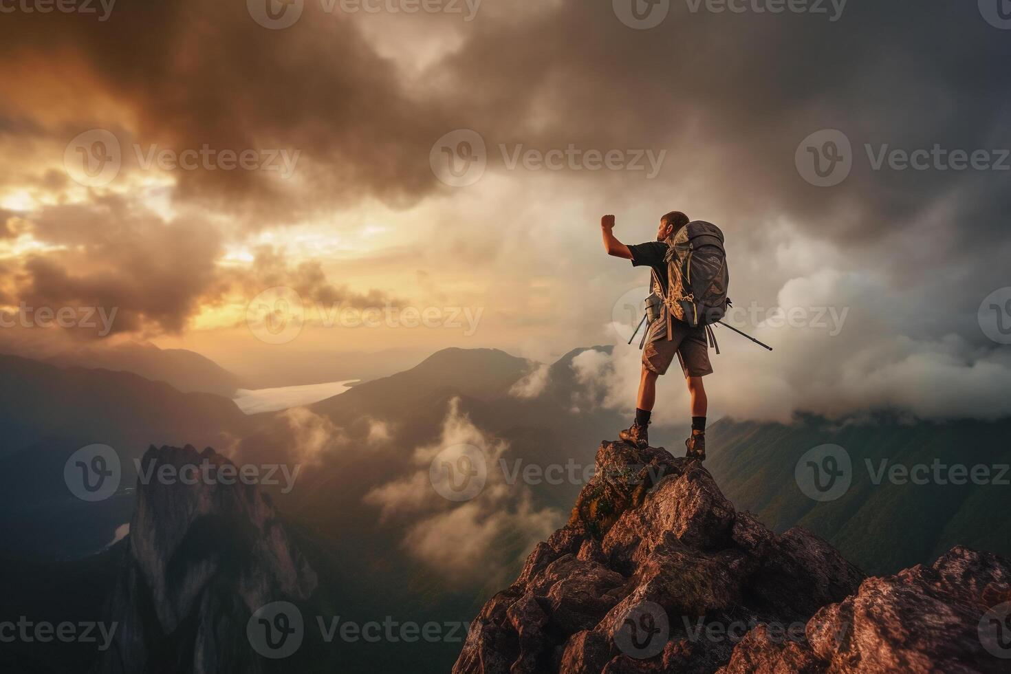 geslaagd wandelaar wandelen een berg richten naar de zonsondergang. ai generatief foto