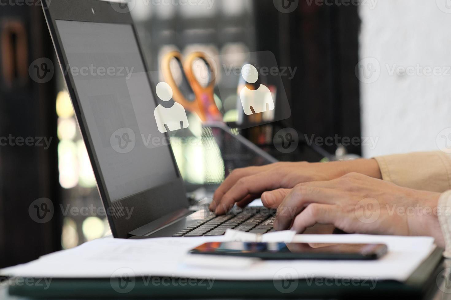 man met laptopcomputer en beheer digitale gegevens concept foto