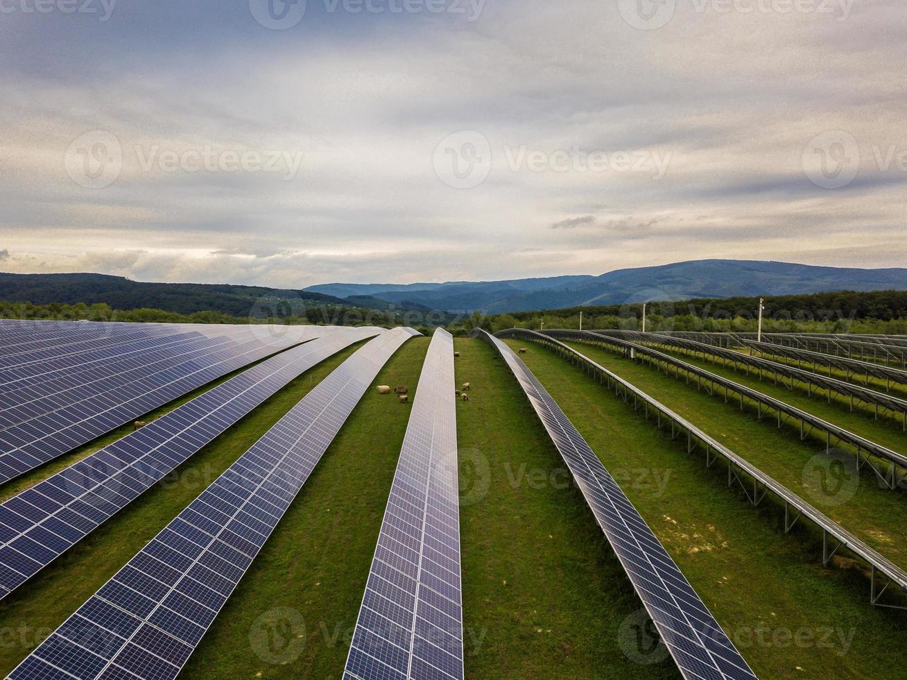 zonne-energiecentrale op een achtergrond van de hemel foto