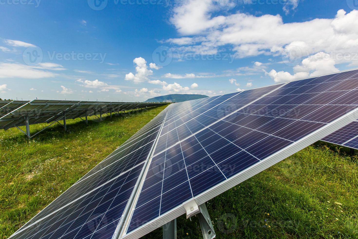 zonne-energiecentrale op een achtergrond van de hemel foto