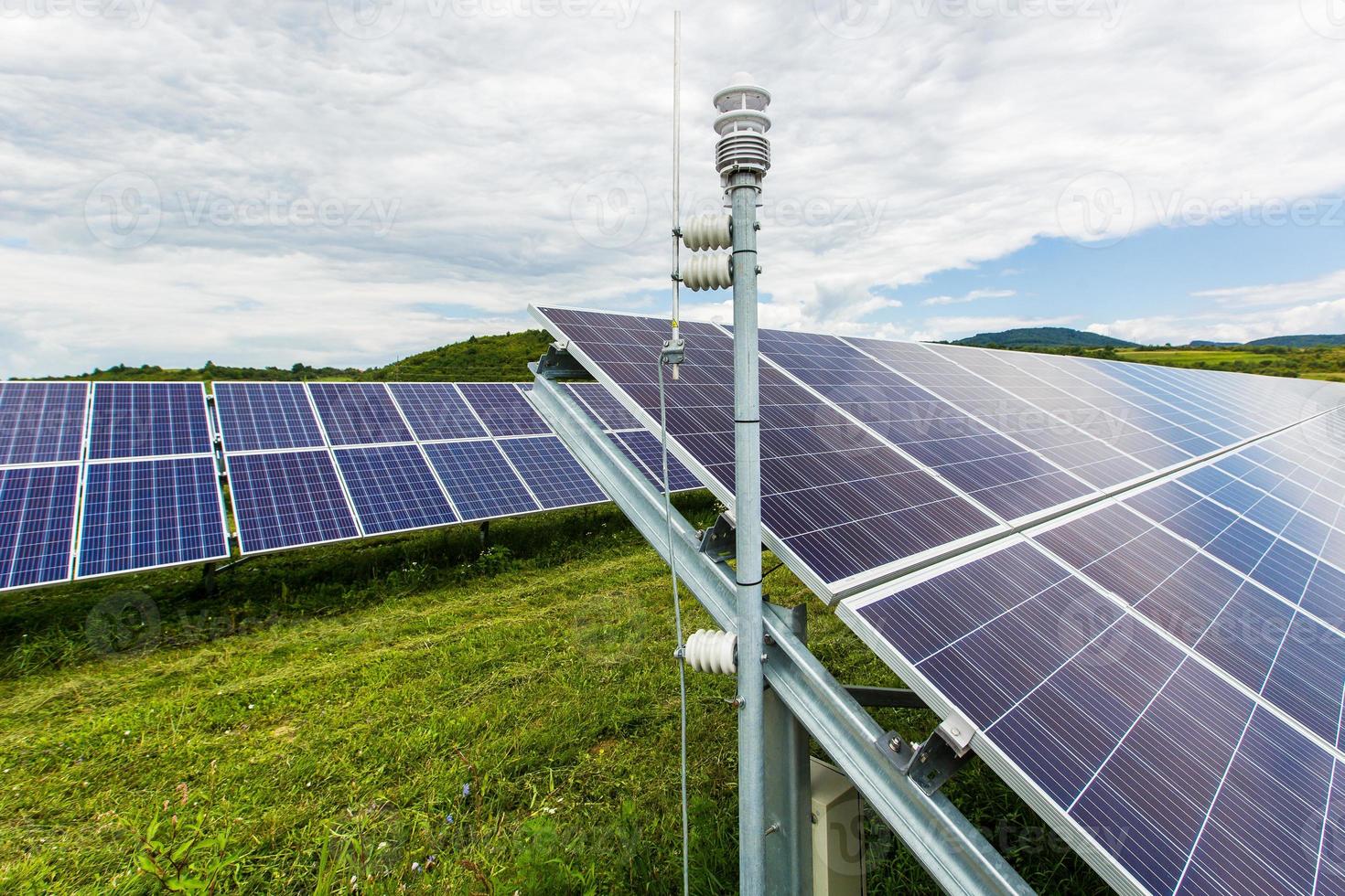 zonne-energiecentrale op een achtergrond van de hemel foto