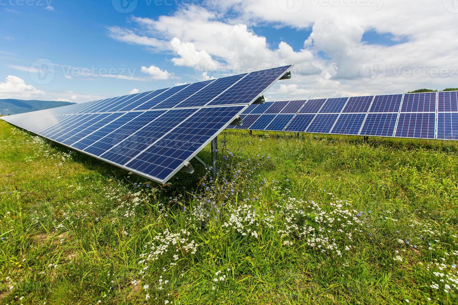 zonne-energiecentrale op een achtergrond van de hemel foto