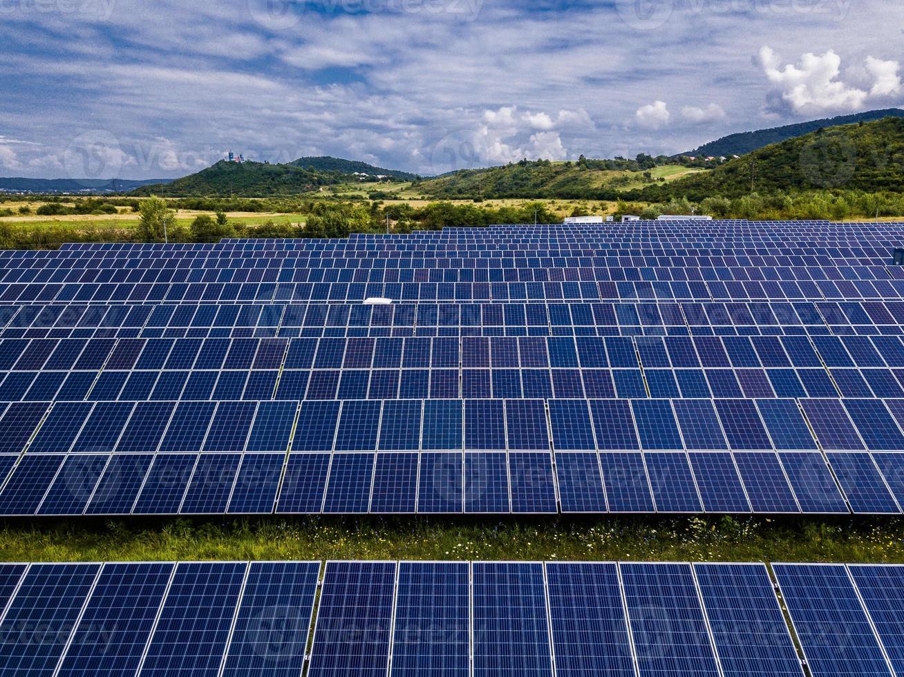 zonne-energiecentrale op een achtergrond van de hemel foto