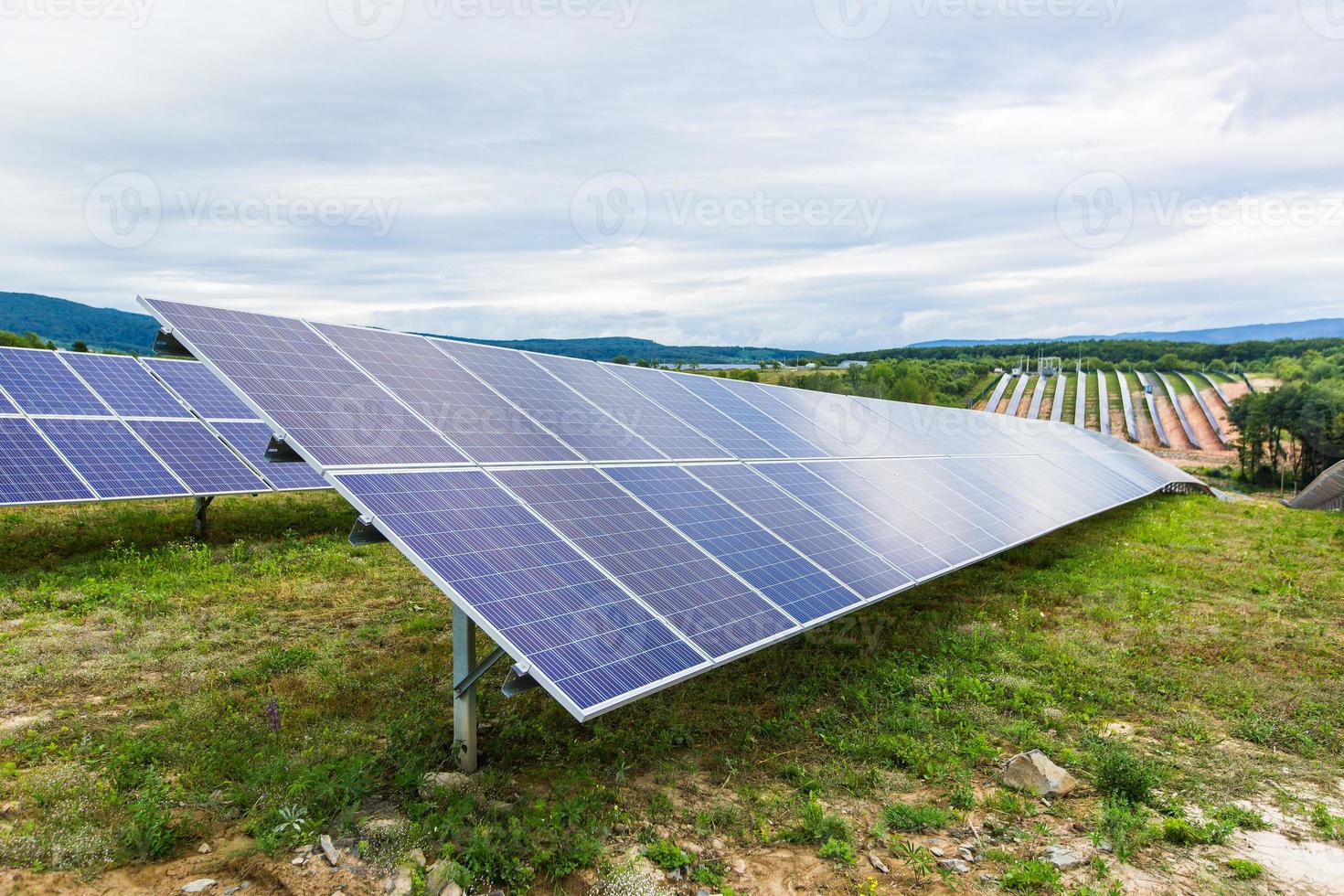 zonne-energiecentrale op een achtergrond van de hemel foto