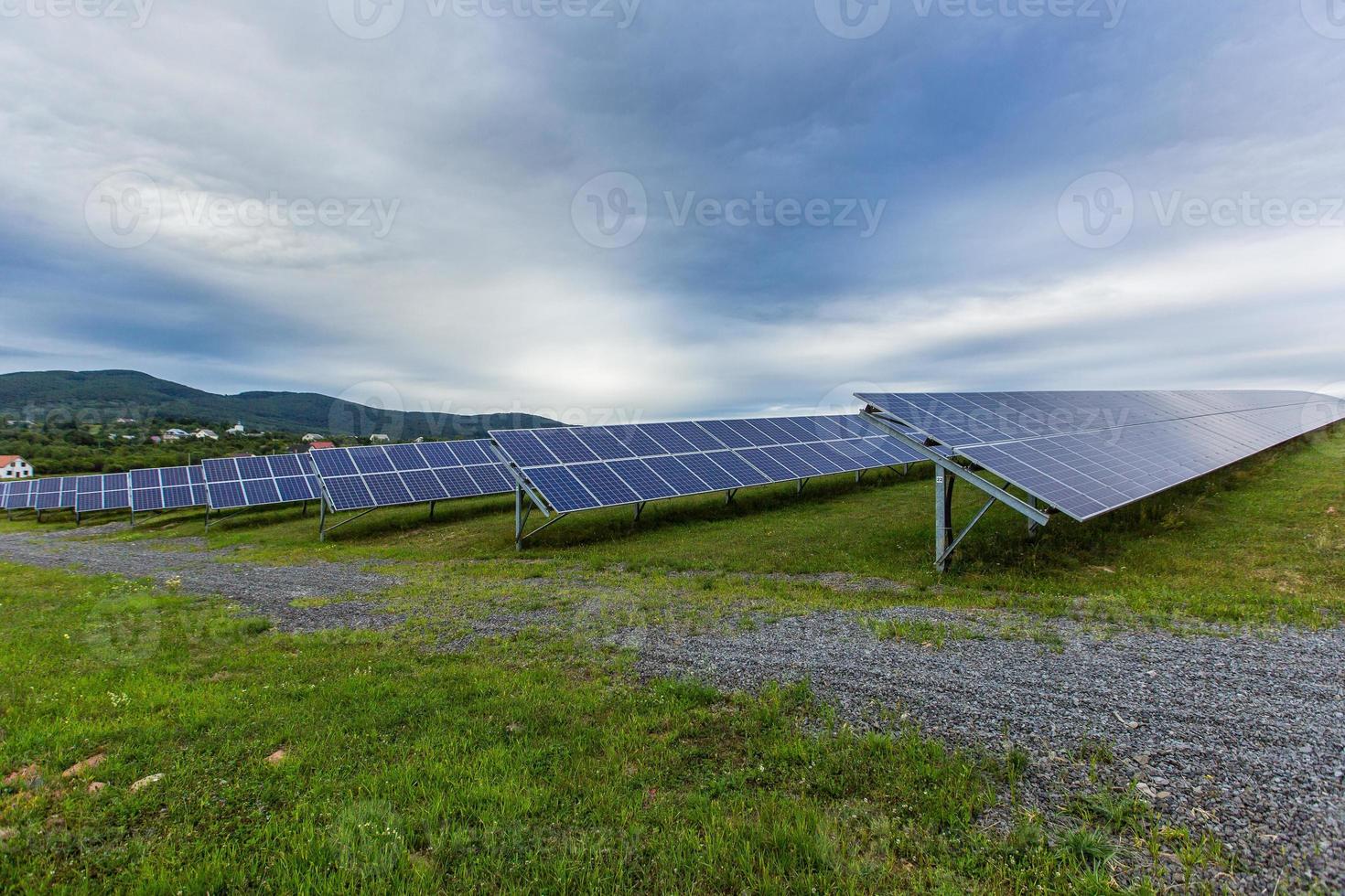 zonne-energiecentrale op een achtergrond van de hemel foto