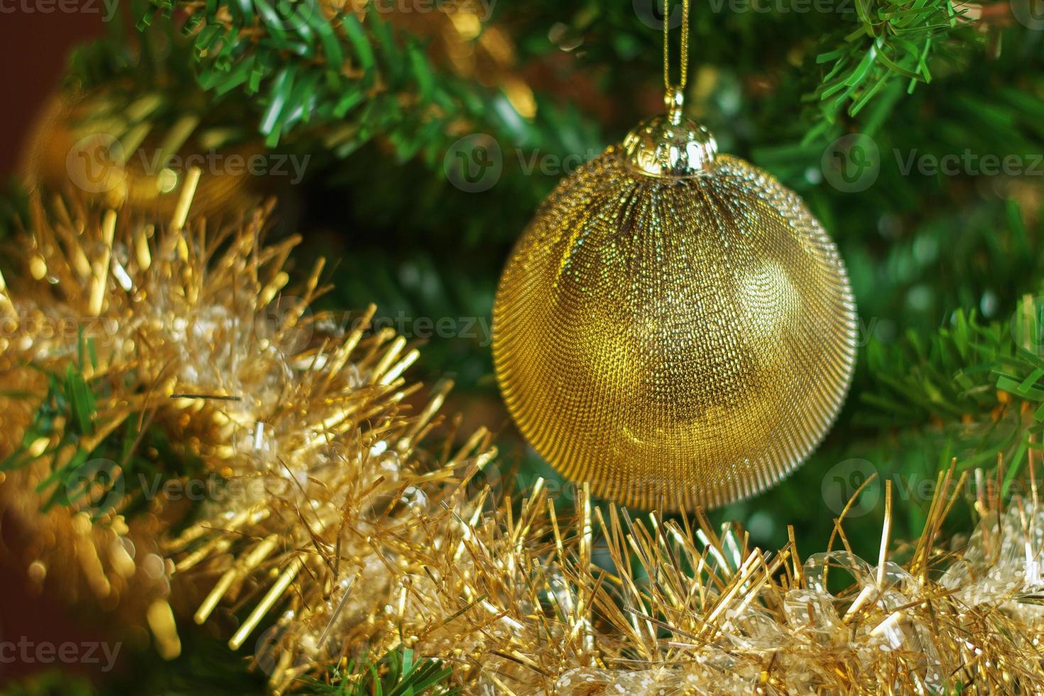 kerstversiering met gouden ketting aan de boom foto