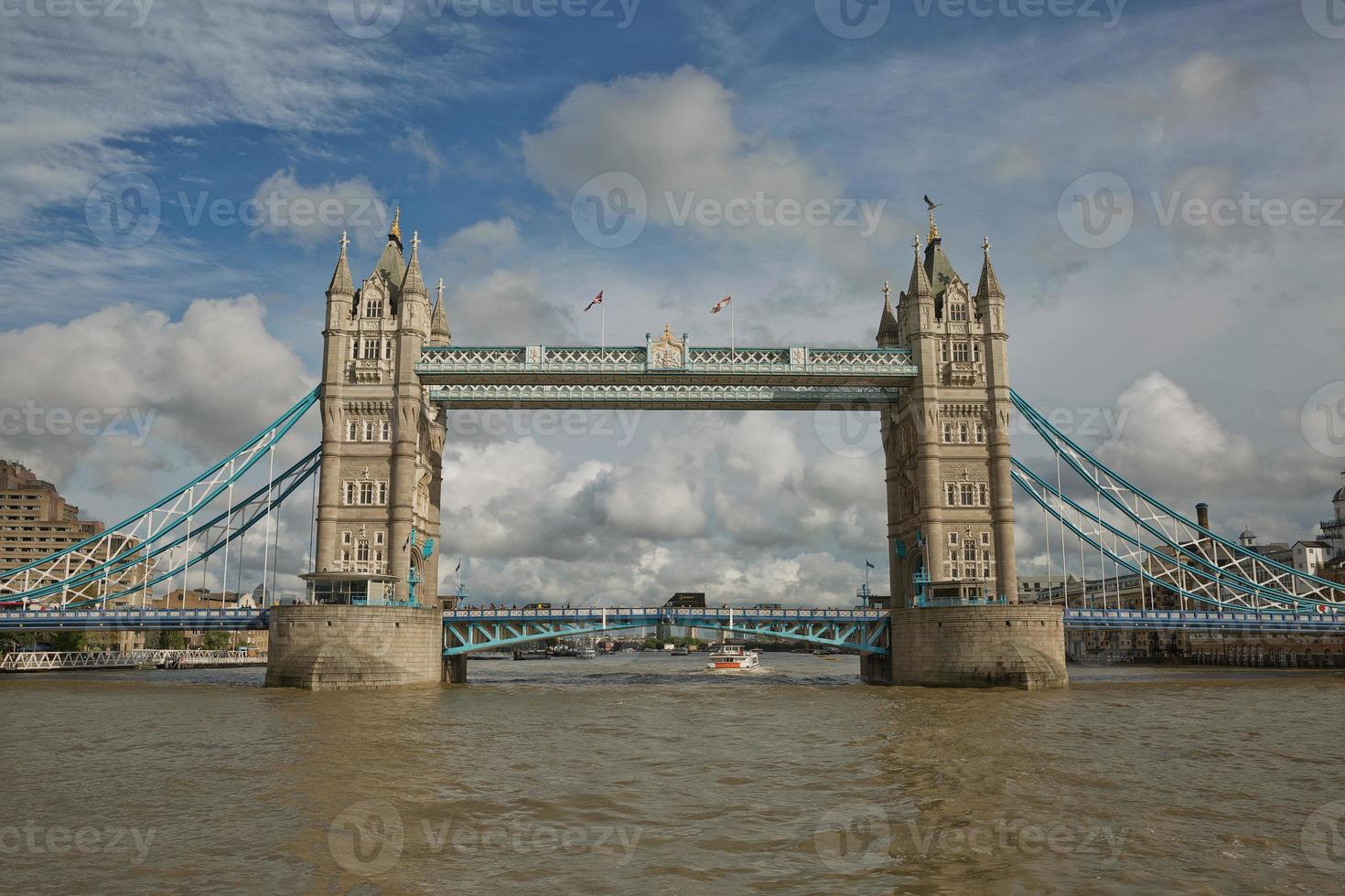 tower bridge in de stad londen deze iconische brug werd geopend in 1894 en wordt dagelijks door zo'n 40.000 mensen gebruikt foto