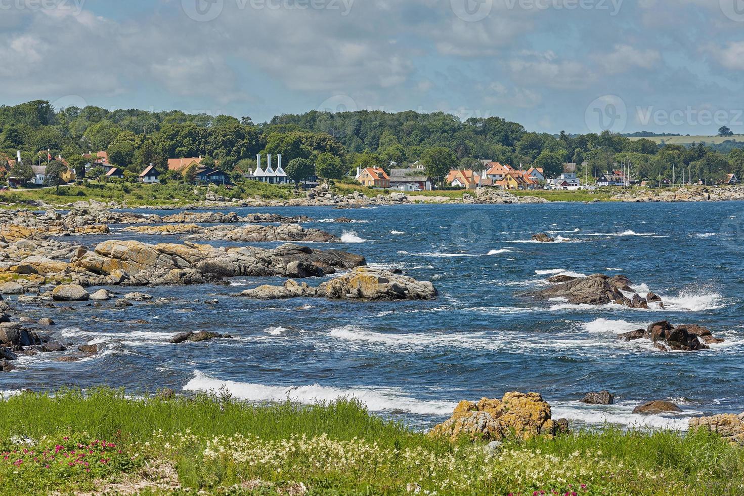 kustlijn van de Oostzee bij het dorp Svaneke op het eiland Bornholm in Denemarken foto