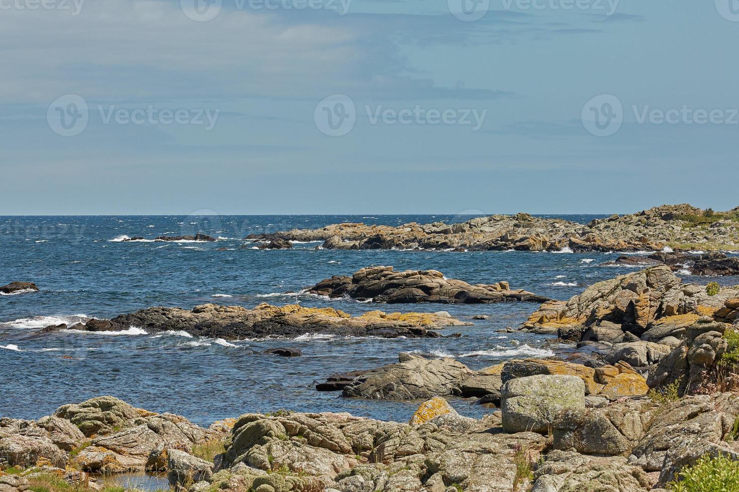 kustlijn van de Oostzee bij het dorp Svaneke op het eiland Bornholm in Denemarken foto