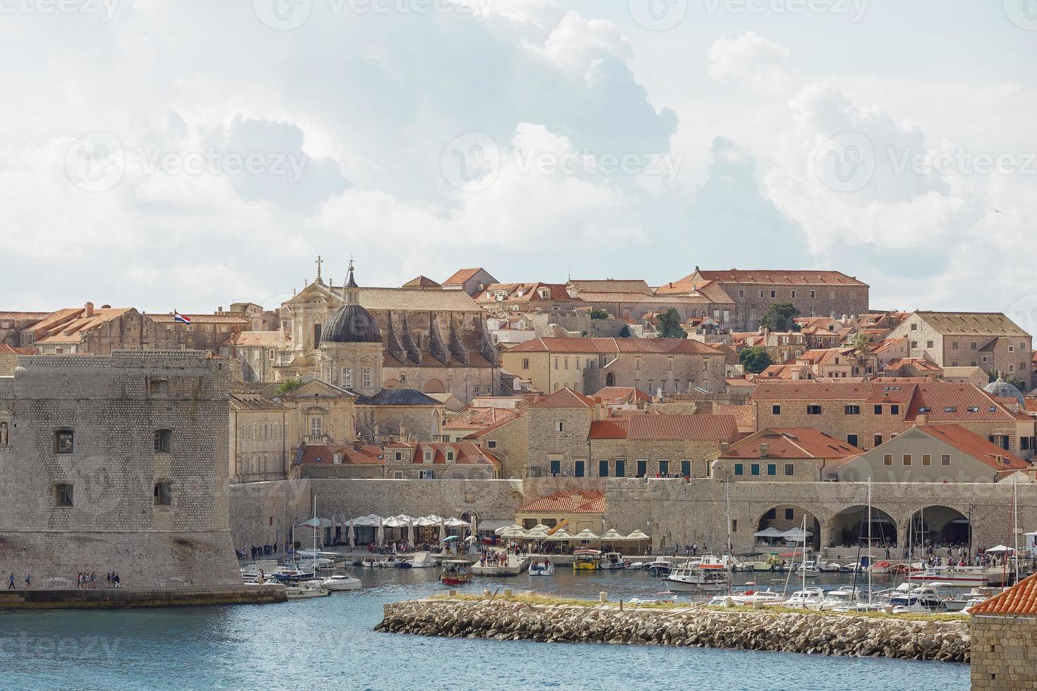 de baai en het oude centrum van Dubrovnik, Kroatië foto