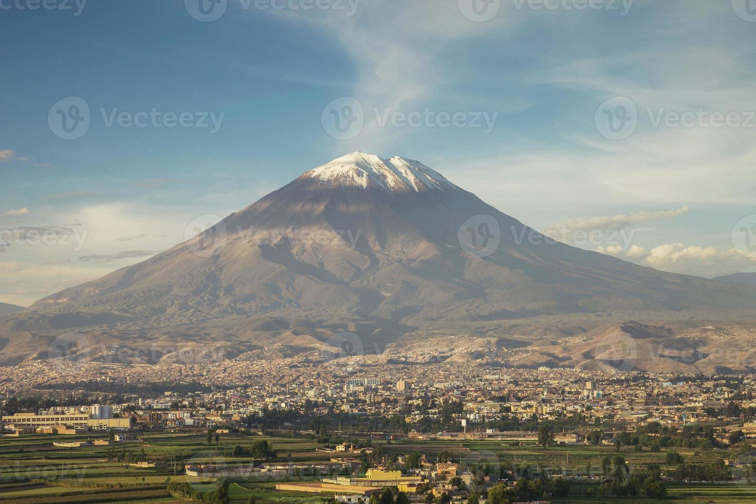 stad arequipa in peru met zijn iconische vulkaan misti foto