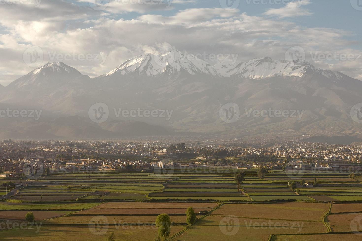 stad arequipa peru met zijn iconische velden en vulkaan chachani op de achtergrond foto