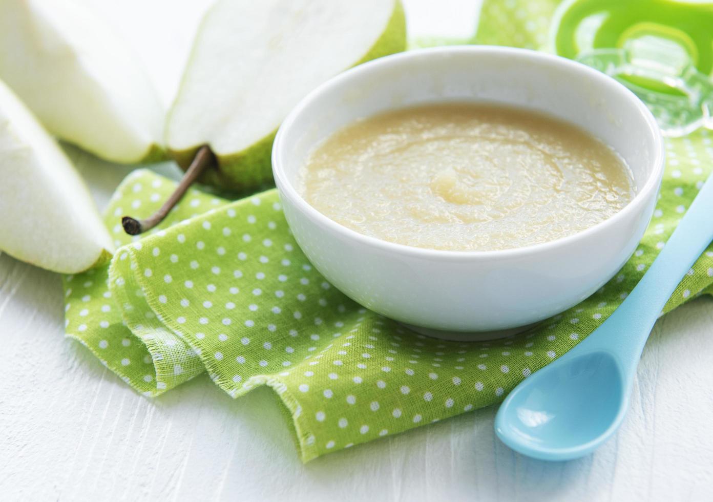 kom met fruit babyvoeding en peren foto