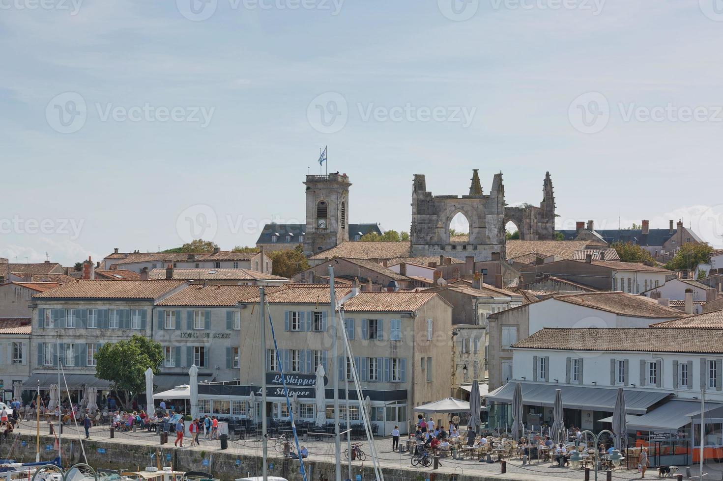 luchtfoto van saint martin de re van de kerk saint martin in ile de re in frankrijk foto