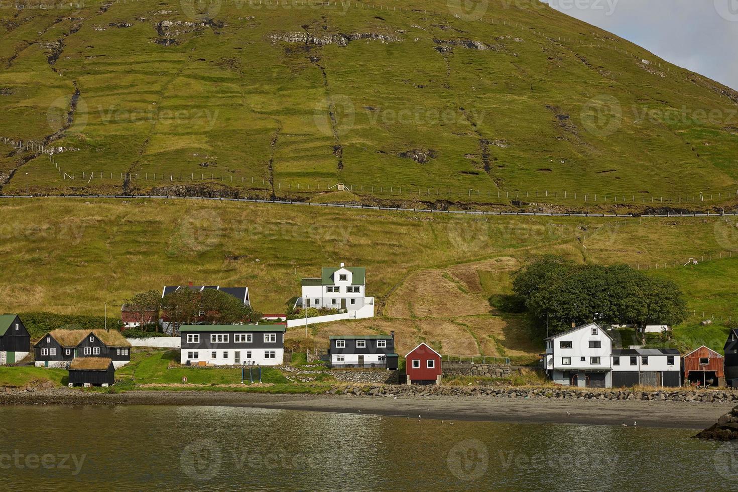 dorp in wild en mooi landschap van de Faeröer, Denemarken foto